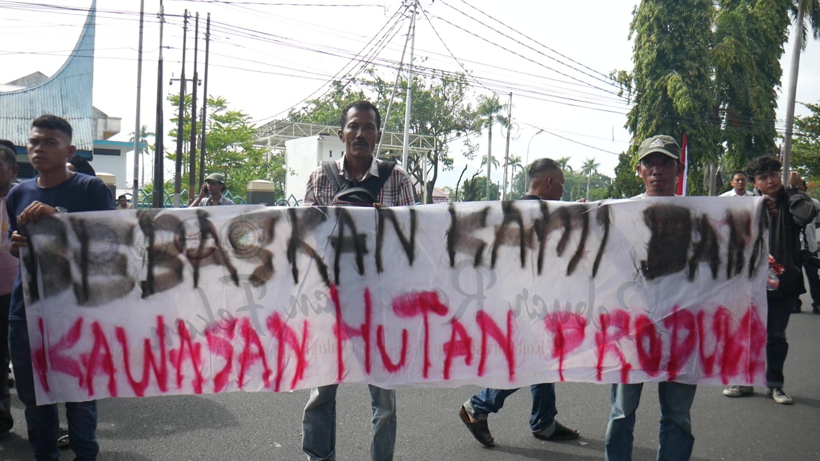 Masyarakat Air Bangis Sampaikan tuntutan saat demo ke kantor Gubernur Sumbar